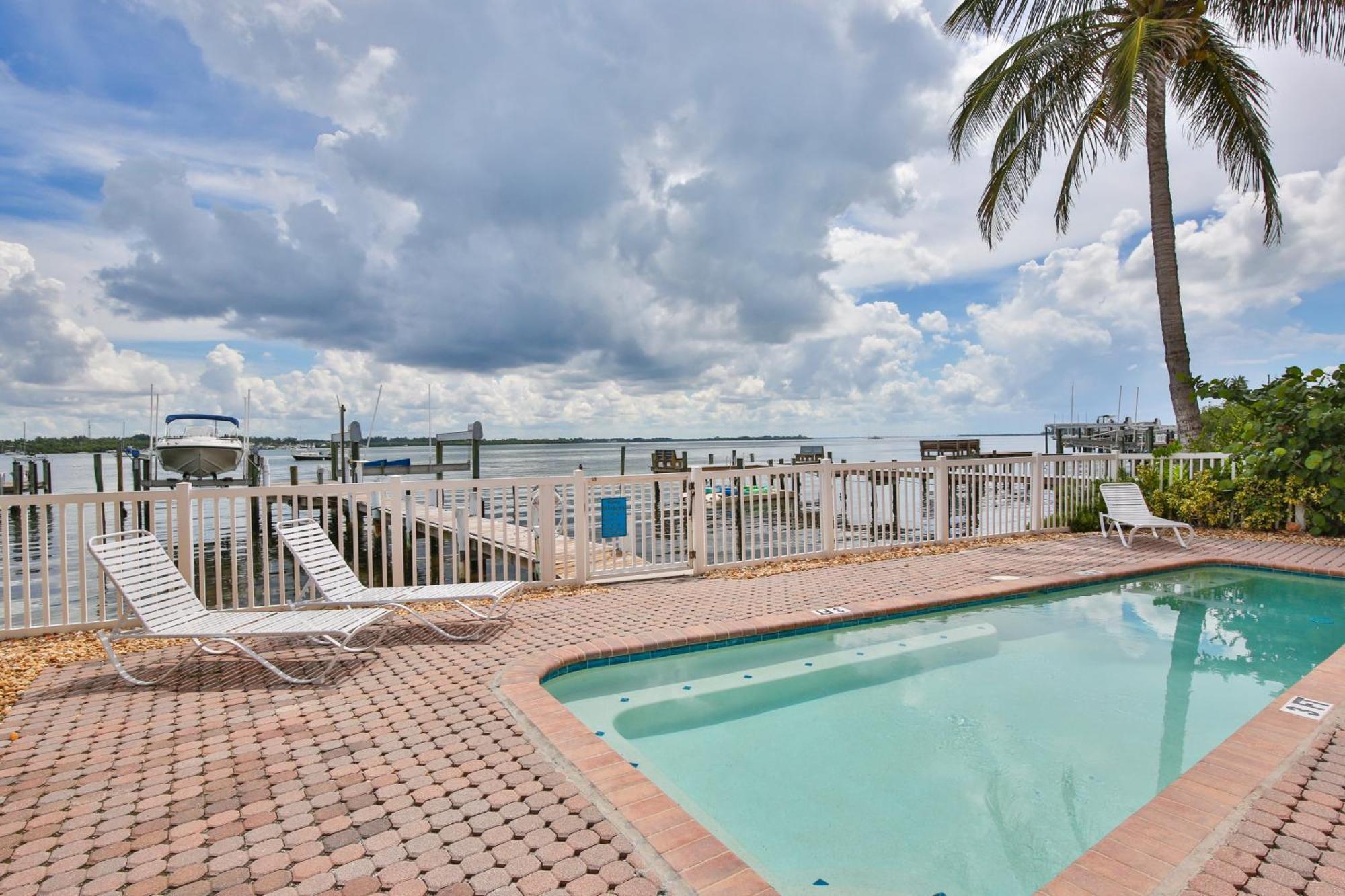 Hibiscus Hideaway B - Top Floor Unit Bradenton Beach Exterior photo